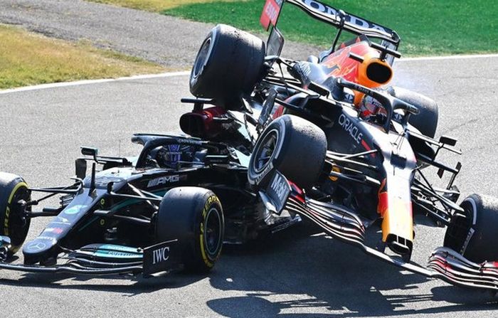 Max Verstappen dan Lewis Hamilton sama-sama gagal finis karena saling bertabrakan di F1 Italia