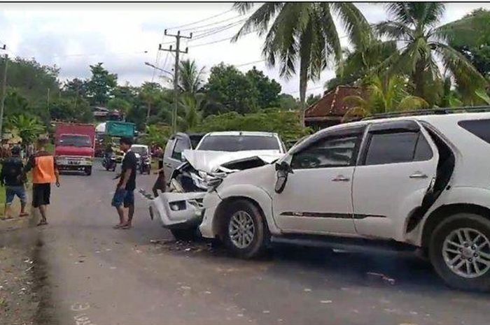 Toyota Fortuner dan Isuzu D-Max adu kepala di Musi Banyuasin, Sumatera Selatan
