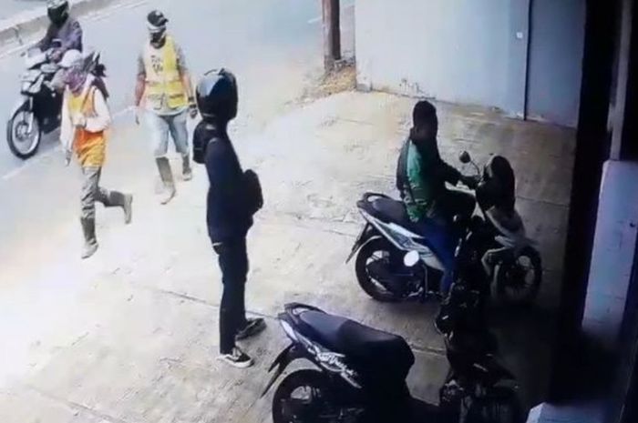 Dua pria berboncengan terekam kamera CCTV melakukan aksi pencurian kendaraan bermotor (curanmor) di Jl Raya Bogor, Tapos, Depok, Senin (16/7/2018). 