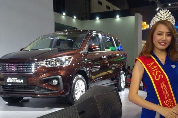 Novita Sari (22), seorang SPG dari Suzuki Indomobil Sales 