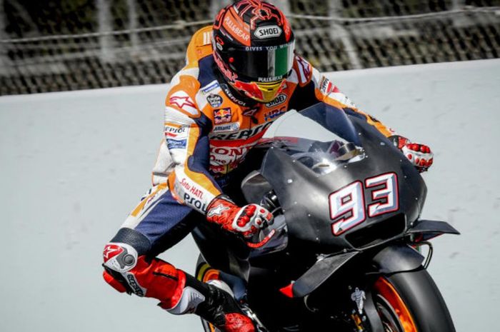 Marc Marquez tampil dengan motor Honda dengan livery full black saat sesi uji coba tengah musim MotoGP 2018 yang berlangsung di Sirkuit Catalunya, Spanyol, Senin (18/6/2018).