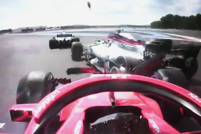 mobil Sebastian Vettel menyundul bagian belakang mobil Valtteri Bottas di tikungan pertama setelah start GP F1 Prancis