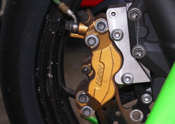 Eits, rem depan pakai Nissin. Disinyalir ini pakai milik Yamaha R25 karena sudah floating