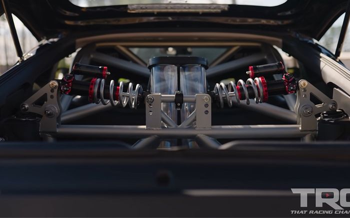 Modifikasi Nissan 350Z mengadopsi sistem suspensi pushrod internal