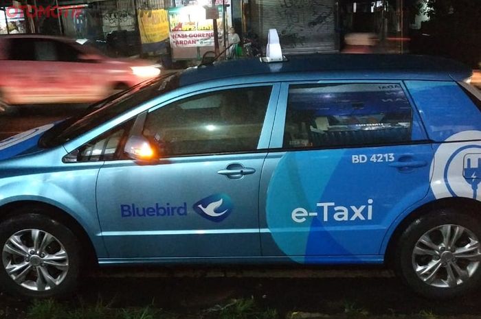 (ilustrasi) Taksi Listrik BYD Blue Bird