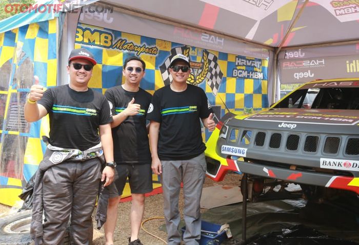 TB Adhi (kiri) bersama Prayoga dan H. Rihan Variza, para pemilik BMB Motorsport