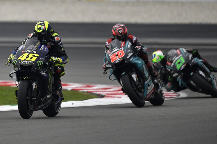 Valentino Rossi bersaing dengan pembalap tim Petronas Yamaha, Fabio Quartararo dan Franco Morbidelli di MotooGP Malaysia 2019