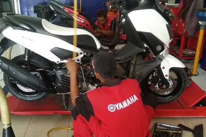 Ilustrasi servis dan ganti oli Yamaha NMAX.