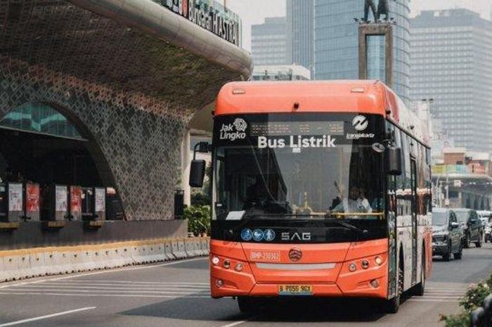Ilustrasi. Naik TransJakarta gratis 24 April 2025