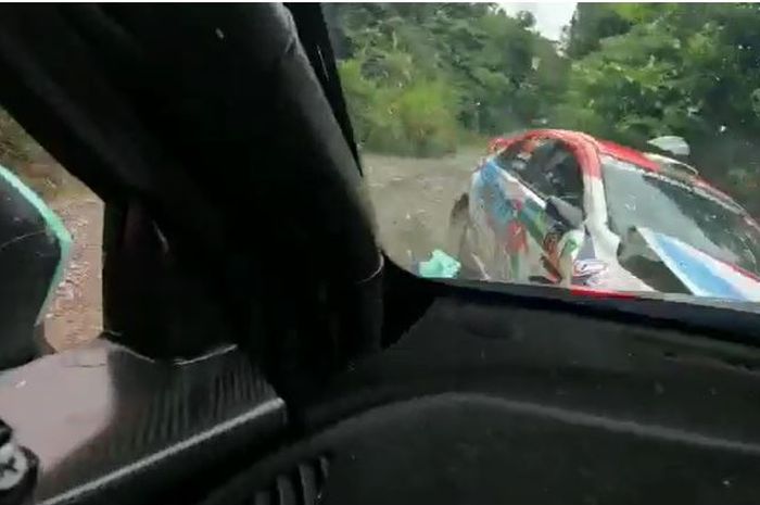 Penampakan dari kamera dalam mobil Rihan Variza saat tabarakan menjelang Danau Toba Rally 2021