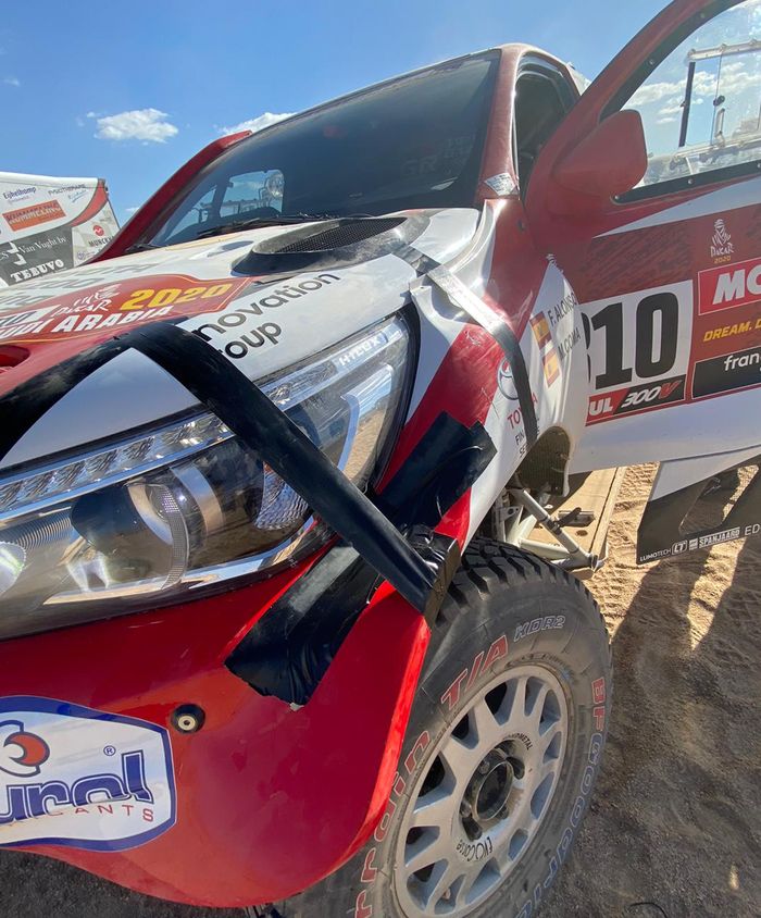 Bagian kiri depan mobil Toyota Hilux milik Fernando Alonso rusak pada Stage 2 Reli Dakar 2020