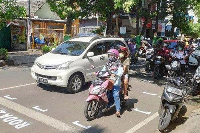 Perempatan Kembang Ijo Kabupaten Tuban, Jatim yang diberi gars jarak motor berhenti mirip starting grid MotoGP