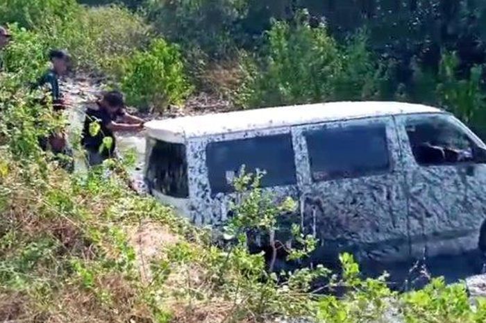 Daihatsu Luxio mandi lumpur di tengah-tengah rawa. Warga bejibaku mengevakuasi namun kesulitan