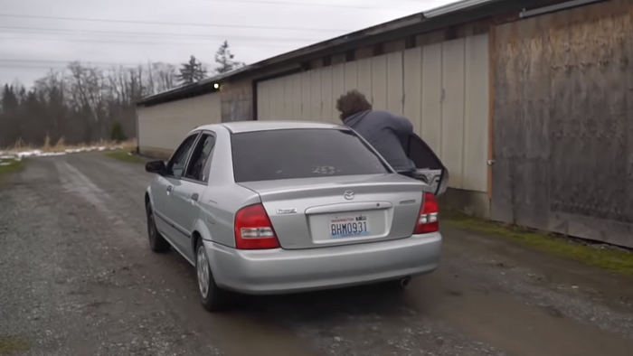 Modifikasi ekstrem Mazda Protege pakai mesin pemotong rumput