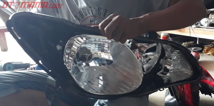 Reparasi Lampu Honda Civic FD di Bengkel Dan's Motor