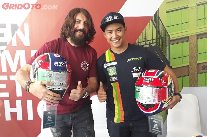 Matteo Guerinoni dan Doni Tata bersama helm baru dari RSV.