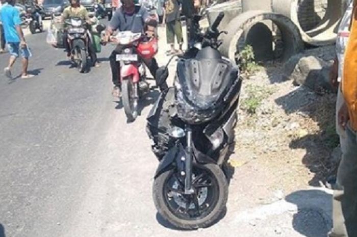 Yamaha NMAX dan mobil Suzuki Carry terlibat kecelakaan di Sukoharjo.