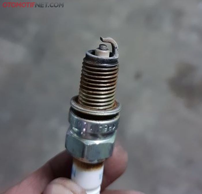 Meski belum mencapai 20.000 km, jika elektroda busi terlihat aus atau banyak ditumpuki karbon, segera ganti baru