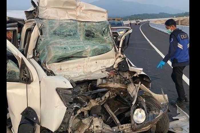 Daihatsu Luxio ringsek di Tol Cisumdawu usai terjang truk dump