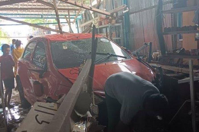 Toyota Etios obrak-abrik toko bangunan sampai ke depan kasir. Pengemudi punya jabatan ini