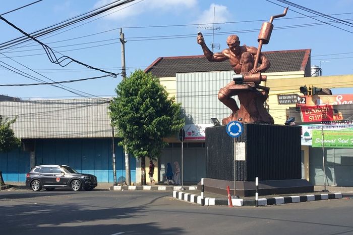 Berfoto di samping Tugu Knalpot Purbalingga