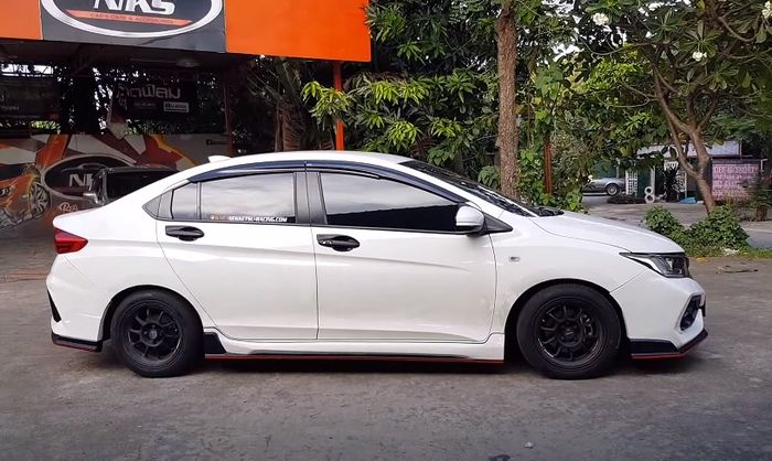Tampilan samping modifikasi Honda City