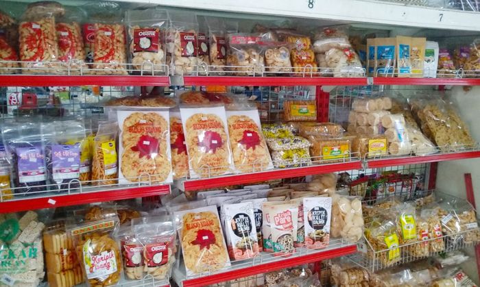 Berbagai aneka makanan ringan yang dijual di HTS Malang