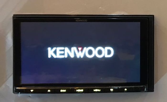 Headunit lansiran Kenwood dengan ukuran 6,8 inci