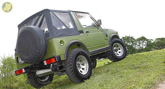 Suzuki Jimny Sierra ini dipasangi softop keluaran Bestop berikut dengan tire cover keluaran merk yang sama.