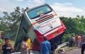 Kijang Tiba-tiba Minggir di Tol Sumo Ngagetin Brio, Bus Harapan Jaya Kena Apesnya