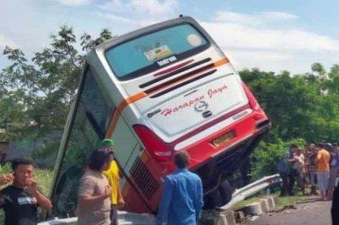 Bus Harapan Jaya nungging di parit usai sundul Toyota Kijang di pinggir Tol Sumo