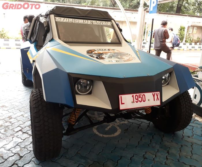 Blits saat mengisi bahan bakar di kantor PLN Jakarta Pusat