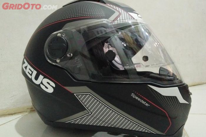 Helm Zeus yang telah dipasang antifog merek Pinlock