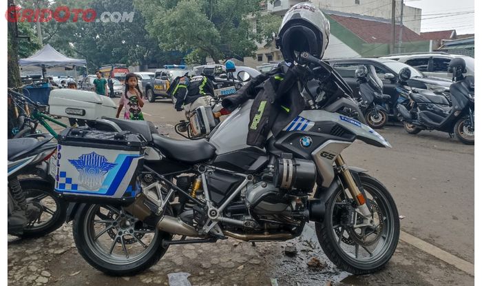 BMW RS1200 GS standby di lokasi bom Bandung