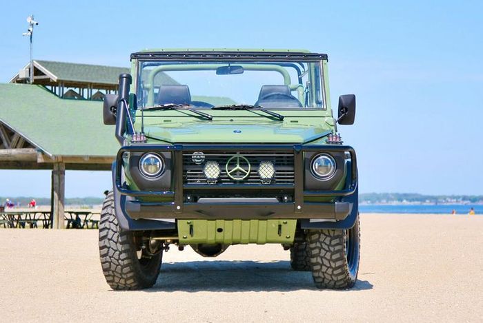 Tampilan depan Mercedes-Benz G-Class bekas militer Jerman garapan Legacy Overland