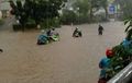 Mau Aman Terjang Banjir Naik Motor Matik? Nih Batas Amannya Sob