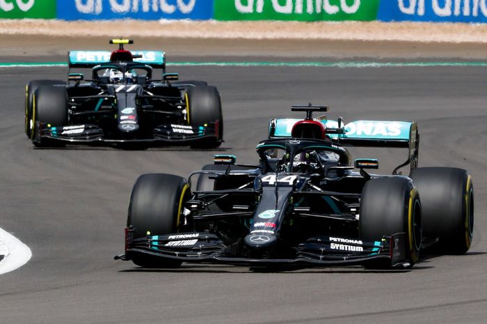 Lewis Hamilton (44) dan Valtteri Bottas (77) saat di F1 Silverstone 2020