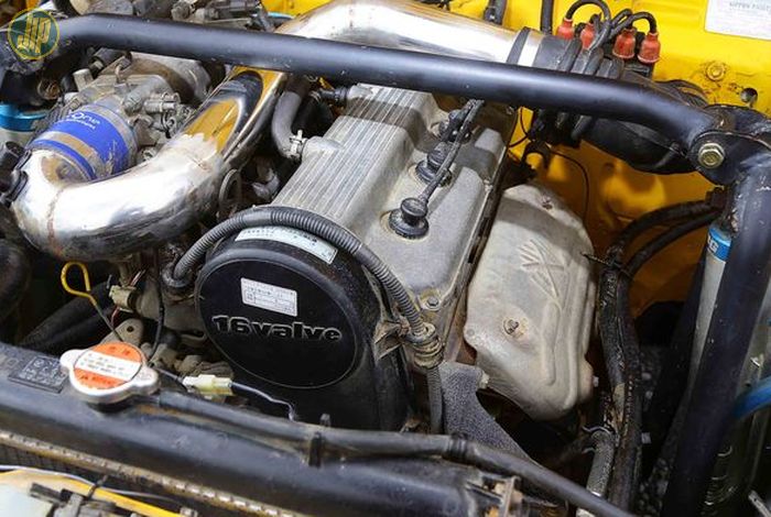 Mesin asli Suzuki Jimny diganti dengan mesin G13BB komplit dengan transmisinya dari Jimny JB32.