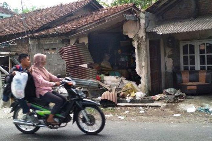 Warga melintas di TKP kecelakaan yang melibatkan sebuah pikap dan sepeda motor jenis Scoopy di depan Puskesmas Sayegan, Jln Kebon Agung Km 10,8, Dusun Seyegan, Margokaton, Sleman, Jumat (7/12/2018) dini hari. 