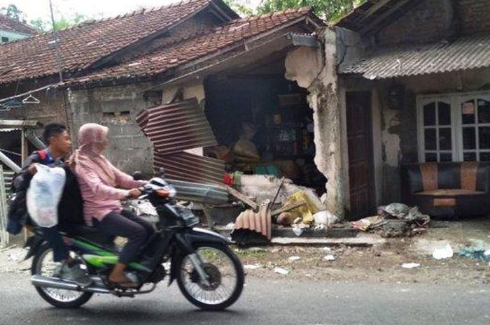 Warga melintas di TKP kecelakaan yang melibatkan sebuah pikap dan sepeda motor jenis Scoopy di depan Puskesmas Sayegan, Jln Kebon Agung Km 10,8, Dusun Seyegan, Margokaton, Sleman, Jumat (7/12/2018) dini hari. 