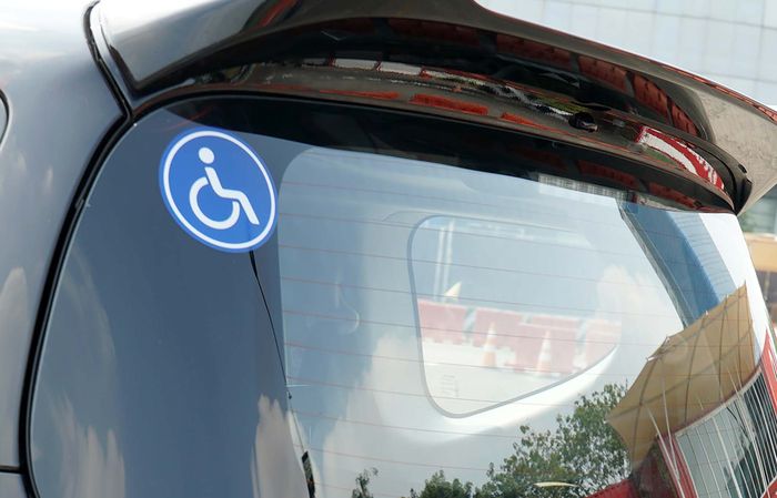 Toyota Sienta Welcab dilengkapi stiker penyandang disabilitas