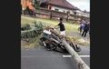 Musibah Pulang Kerja, Pohon Kelapa Setinggi 15 Meter Tebas Kaki Pengendara Vespa