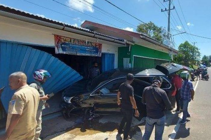 Daihatsu Xenia menumbuk toko gorden setelah roda patah akibat tabrak beton