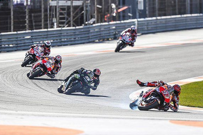 Marc Marquez saat hampir terjatuh di MotoGP Valenica 2017