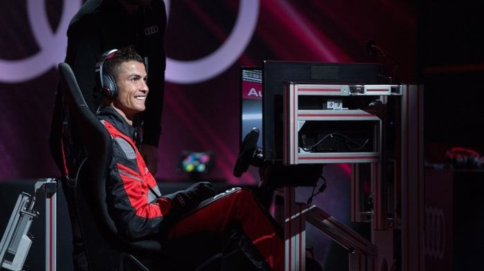 Cristiano Ronaldo bintang klub Real Madrid juga ikut balap simulator Audi e-tron FE04, namun waktunya masih kalah cepat