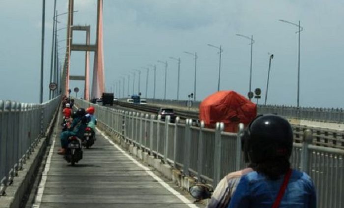Jembatan Suramadu.