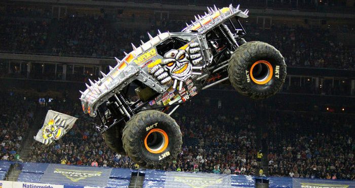Monster truck dapat melayang hingga 10 meter dan mendarat dengan aman