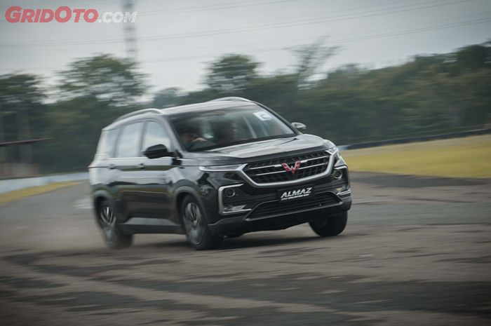 Wuling Almaz memiliki fitur Electronic Stability Control membuat gejala body roll menjadi minim