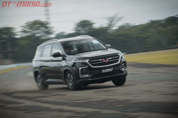 Wuling Almaz memiliki fitur Electronic Stability Control membuat gejala body roll menjadi minim