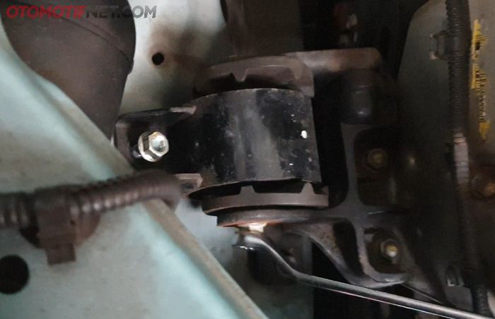 Engine mounting kanan Karimun Wagon R